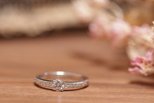 画像をギャラリービューアに読み込む, 普段使いのできるエタニティー婚約指輪 0.2ct鑑定書付き ご納品後サイズ修正無料!!