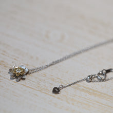 画像をギャラリービューアに読み込む, ダイヤネックレス　花モチーフ　K18WG／Ｋ１８　0.07ct
