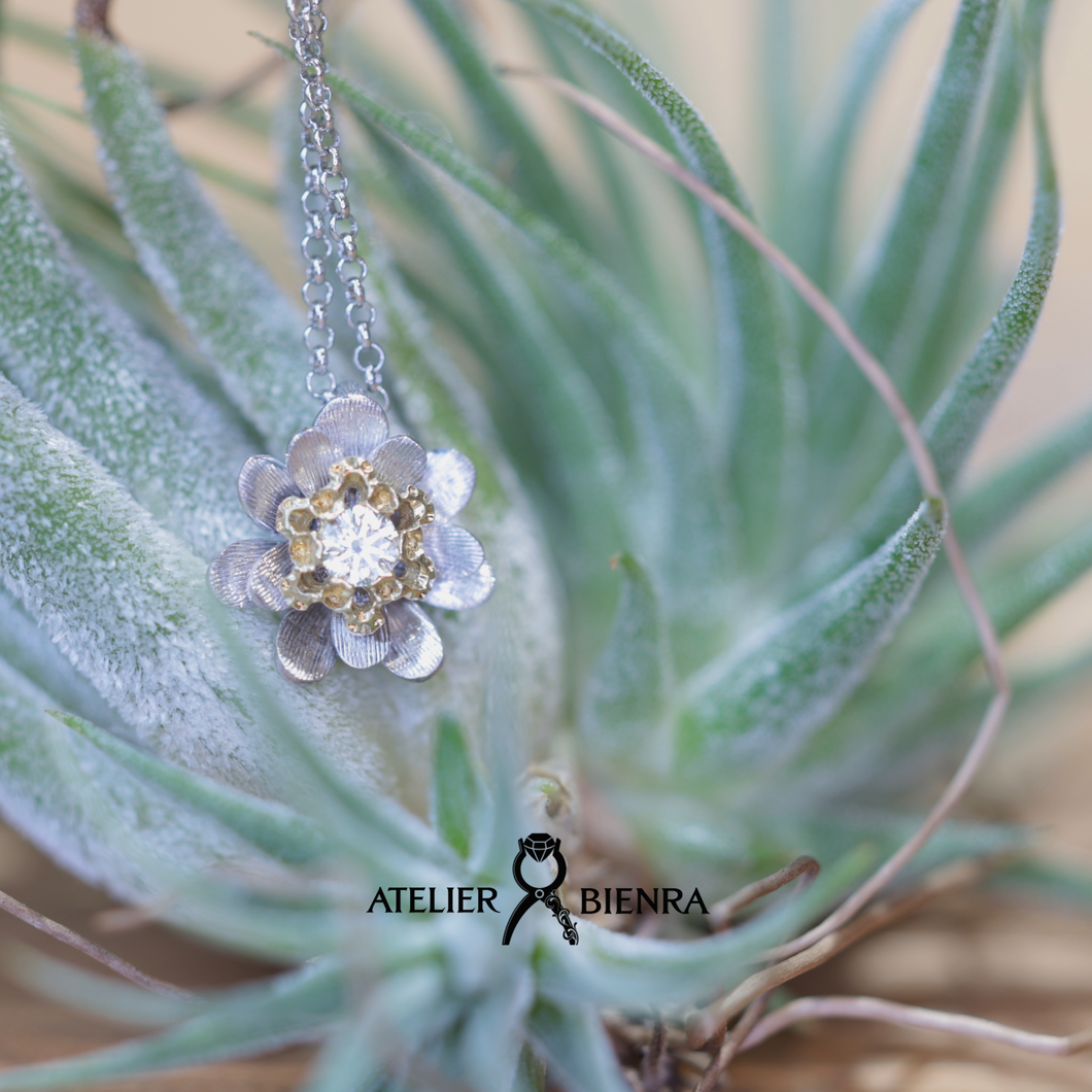 ダイヤネックレス 花モチーフ K18WG／K18 0.07ct – Atelier